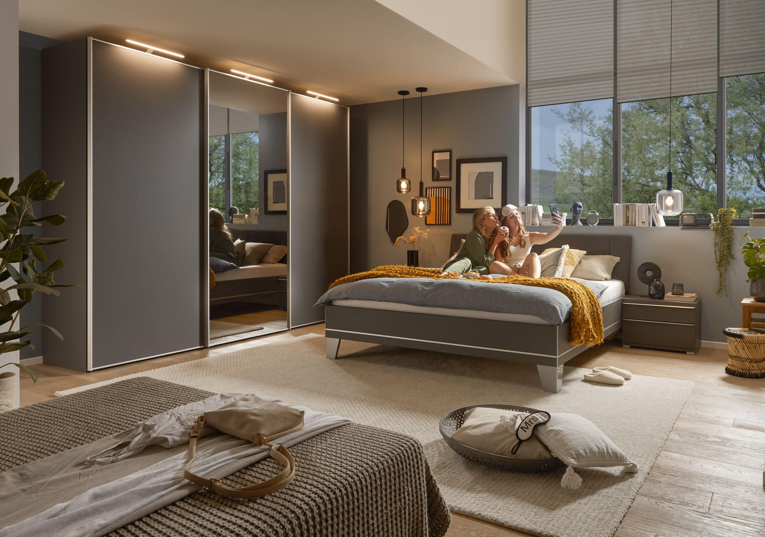 Kast_Staud_schuifdeurkast_antraciet_sfeer_bed_maatwerk_design